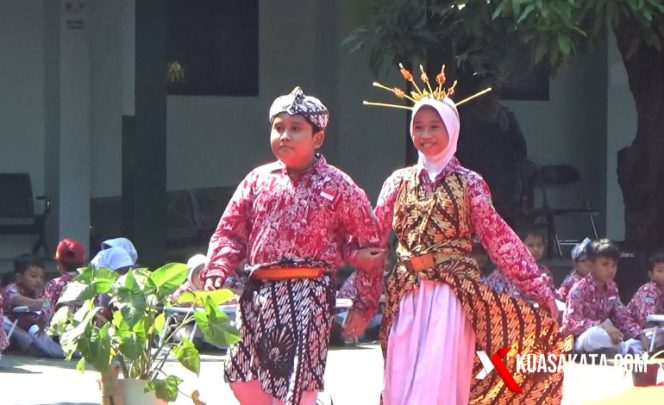 
					Peringatan Hari Batik Nasional, SD Pekunden Gelar Parade
