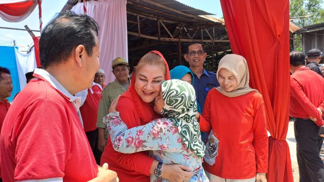 
					Nangis Sambil Memeluk Mbak Ita, Mujiyati Senang Kampungnya Dapat Bantuan Pamsimas