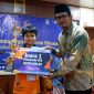 Penyerahan Juara Lomba Plasmic mapel IPA oleh Kepala SMP Muhammadiyah PK, Ustaz Muhdiyatmoko, M.Pd.