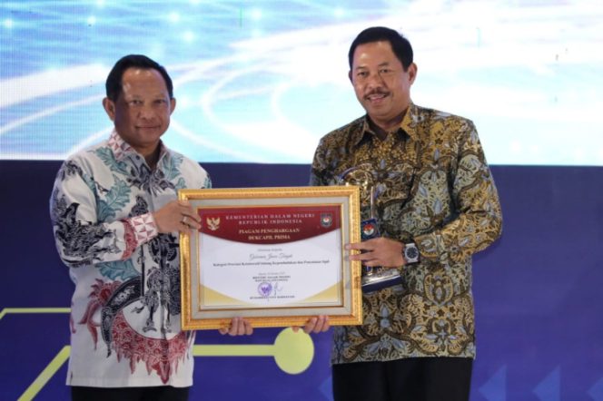 
					Dukcapil Prima Award: Pemprov Jateng Raih Penghargaan Kategori Kolaboratif dari Kemendagri