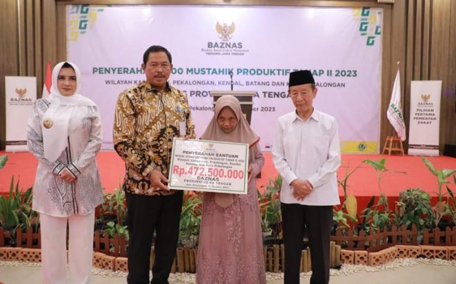 
					Pj Gubernur Jateng Berikan Bantuan Modal Usaha Ekonomi Produktif kepada Ratusan Warga