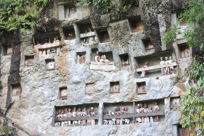 
					Mengenal Kebudayaan Masyarakat Toraja; Makam Tebing Kuburan Alam