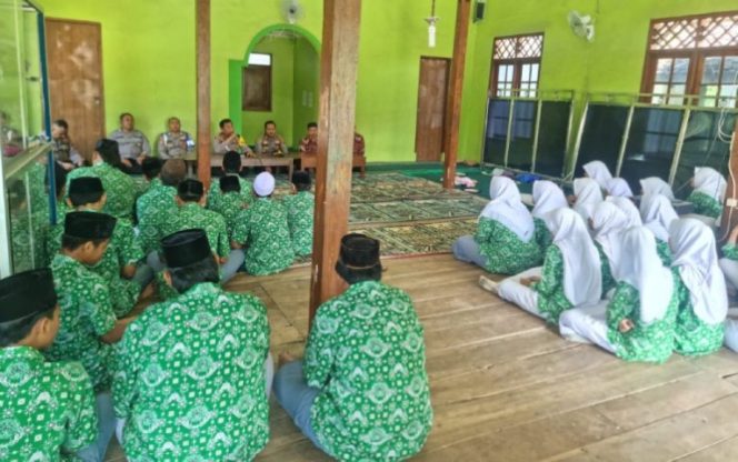 
					Polsek Tegowan Grobokan Edukasi Pelajar Tentang Bahaya Bullying