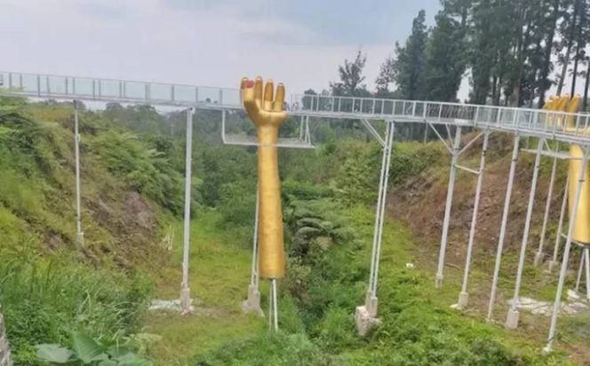 
					Jembatan Kaca di Banyumas Pecah, Tewaskan 1 Wisatawan