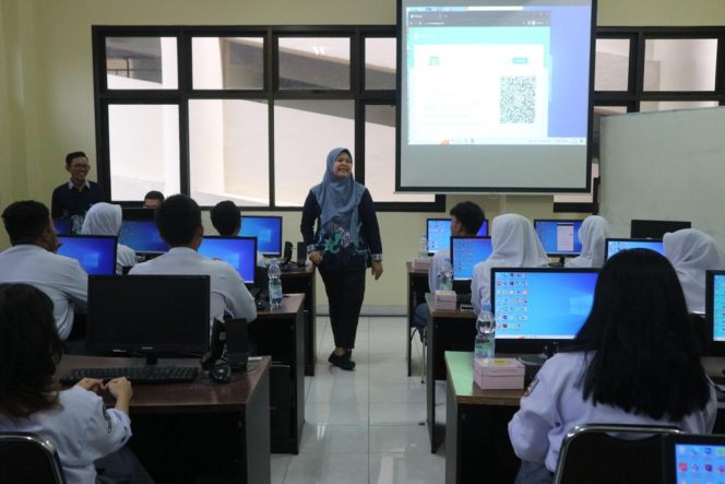 
					Dosen FTIK USM Berikan Pelatihan Medsos Siswa SMA Kesatrian 1 Semarang