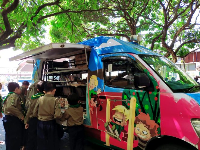 
					Foo: Kegiatan Baling (Baca Keliling) di Pendopo Perpustakaan Kampung Kelurahan Panularan. 