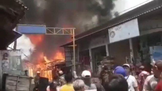 
					Kebakaran Hebat Timpa Pasar Tradisional Limpung, Kerugian Capai Miliaran Rupiah