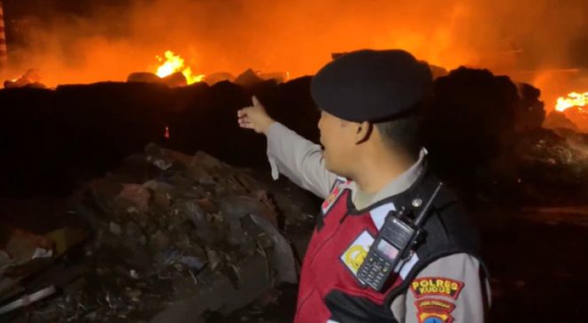 
					Pabrik Kertas PT Pura Terbakar, Polisi Terjunkan Mobil Water Canon Bantu Padamkan