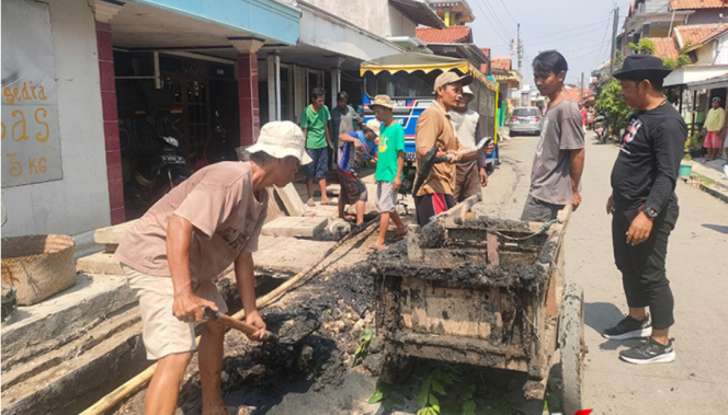 
					Warga Limbangan Kulon Brebes Kerja Bakti Bersihkan Saluran Air Untuk Cegah Banjir di Musim Hujan