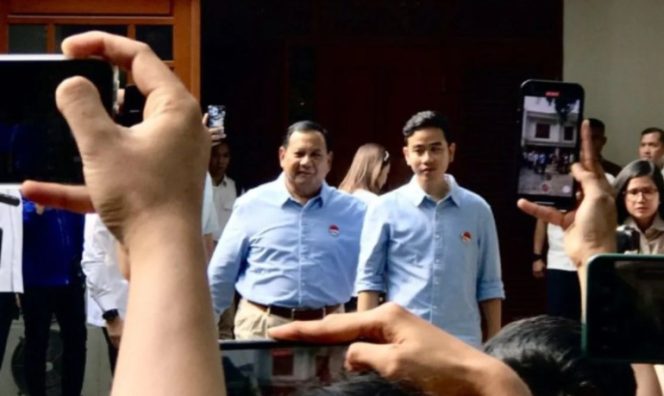 
					Kenakan Baju Warna Biru Langit, Prabowo-Gibran Daftar Pilpres 2024 ke KPU