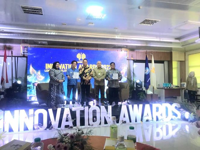 
					Foto : Rektor Unnes Prof Dr S Martono MSi Menyerahka piagam penghargaan kepada Direktur Sido Muncul Irwan Hidayat