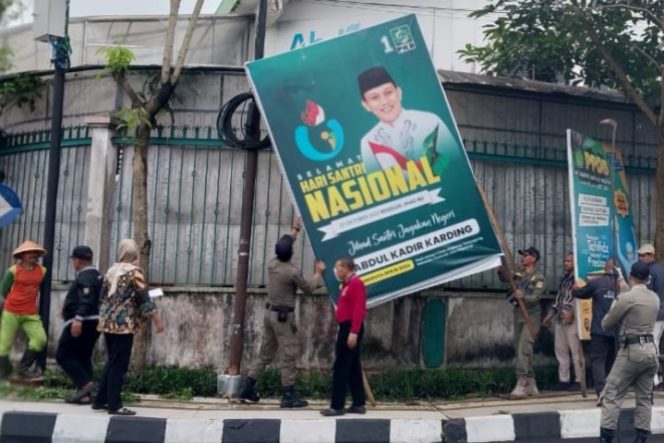 
					Bawaslu Wonosobo Bersama Tim Gabungan Copot APS Caleg yang Langgar Aturan