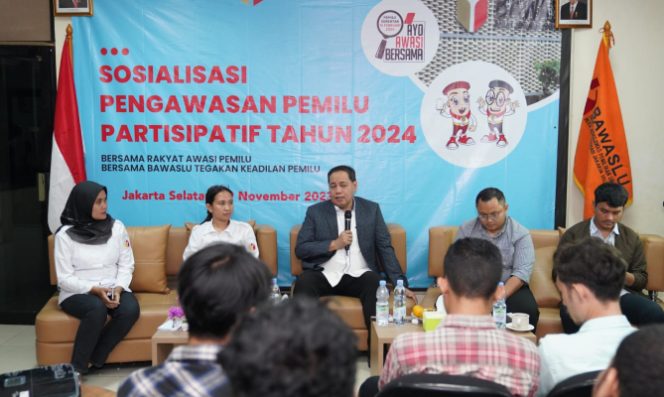 
					Anggota Bawaslu Herwyn JH Malonda (memegang mikrofon) saat memberikan sambutan dalam Sosialisasi Pengawasan Partisipatif di Jakarta, Rabu (29/11/2023). Foto: 