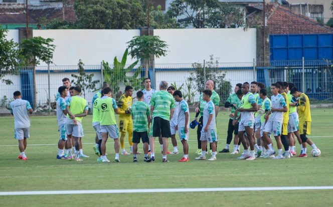 
					Berada di Posisi Kedua BRI Liga 1, Tak Buat Persib Over Confidence Jelang Pertandingan Lawan Arema