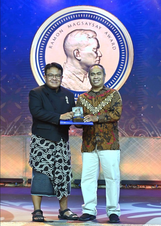 
					Dandhy Laksono dan Edy Purwanto mewakili Watchdoc menerima penghargaan Ramon Magsaysay 2021 di Manila, Filipina. Dandhy menyutradarai beberapa film seperti “Sexy Killers”, “The EndGame”, dan “Pulau Plastik”. Sementara Edy adalah sutradara “Konsorsium 110”, “Undocumented”, dan “Wadas Waras”.