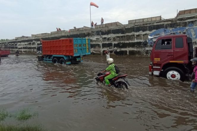 
					Aktifitas Kerja dan Kuliah Terganggu Akibat Banjir di Kaligawe Semarang
