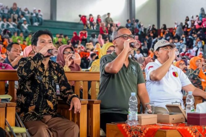 
					Tekan Angka Stunting, Pemkot Magelang Adakan Gerakan Minum Susu Bersama Ratusan Siswa