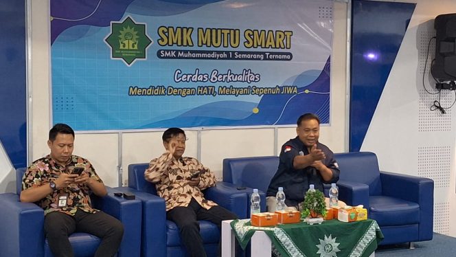 
					Kepala Sekolah SMK Muhammadiyah 1 Semarang, Lukman Hakim, S.Pd menyatakan menjual diri yang dimaksudkan dalam kegiatan ini adalah mempromosikan, memperkenalkan dan mempopulerkan sekolah di tengah masyarakat.