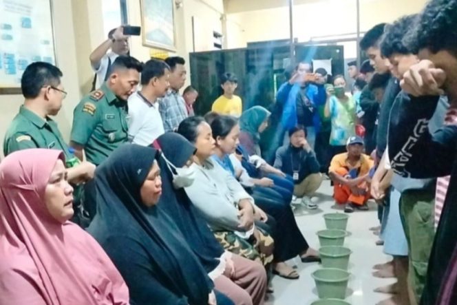 
					Belasan Pelajar Terlibat Tawuran, Polisi Beri Sanksi Cuci Kaki Orang Tua