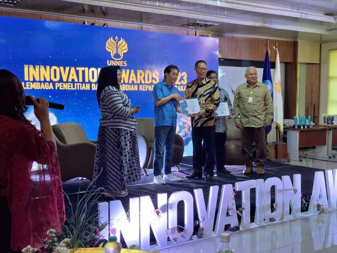 
					Foto : Pemberian sertifikat penghargaan  disampaikan oleh Rektor Unnes Prof Dr S Martono MSi kepada Direktur Sido Muncul Irwan Hidayat dalam acara Innovation Award, di ruang Borobudur Prof Retno Sriningsih Satmoko, Senin (1/11).