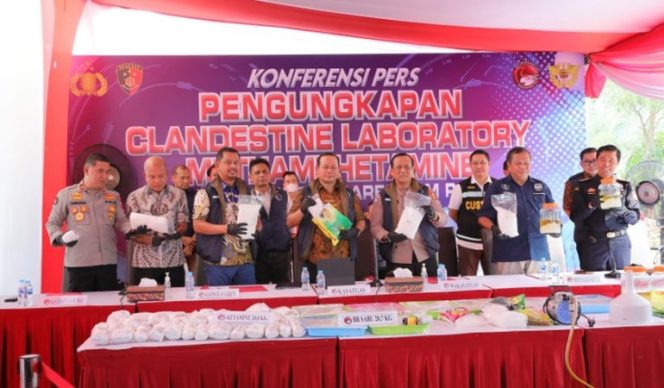 
					Dua WNA Cina Ditangkap saat Satgas Narkoba Polri Gerebek Pabrik Sabu di Tangerang