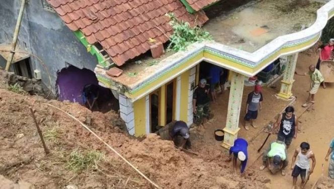 
					Sebuah Rumah di Purworejo Tertimbun Tanah Longsor Akibat Intensitas Hujan Tinggi