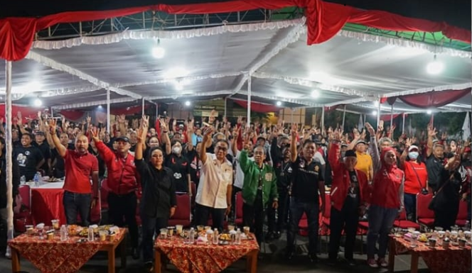 
					Gemuruh Tepuk Tangan TPD Ganjar-Mahfud Jateng saat Nobar Debat Cawapres di Panti Marhaen