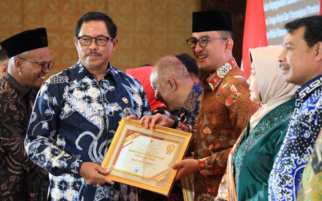 
					Sejumlah OPD dan RSUD Milik Pemprov Jateng Raih Predikat Informatif, Nana Sudjana: Mudah-mudahan Selalu Meningkat