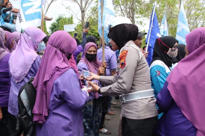 
					Ratusan personil Polres Pekalongan diterjunkan guna pengamanan audiensi oleh PSP SPN PT. Pismatex di kantor DPRD Kabupaten Pekalongan, Selasa (21/11). Foto: tribratanews.jateng.polri.go.id