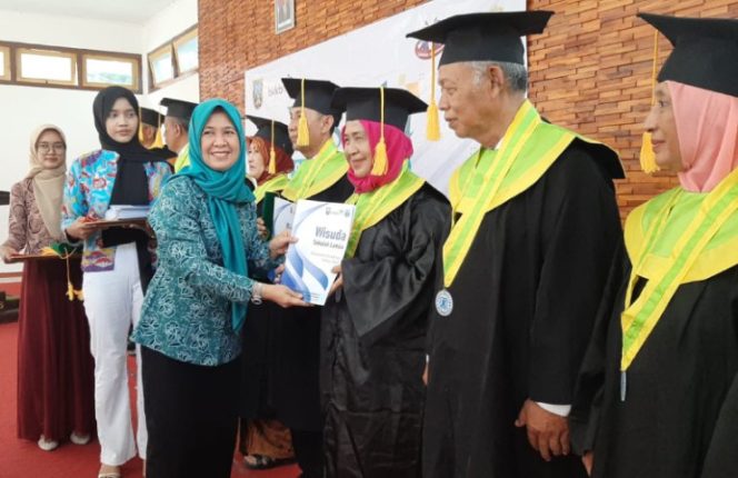 
					Riang Gembira! Puluhan Kakek-Nenek Diwisuda Setelah Selesaikan Sekolah Lansia