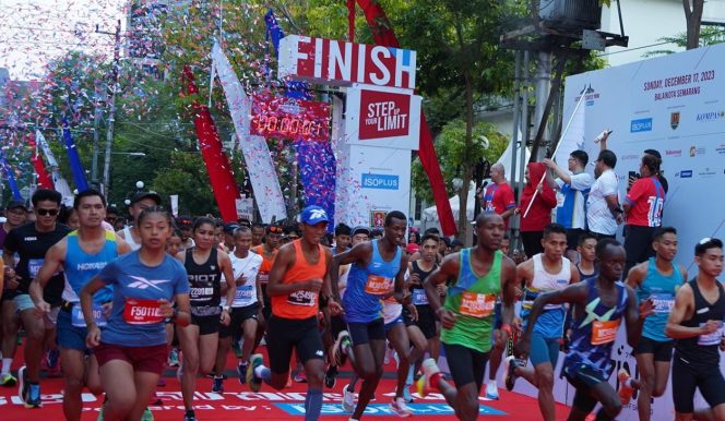 
					Pembukaan Semarang 10K yang digelar di Balai Kota Semarang pada Minggu (17/12). Foto: Ist