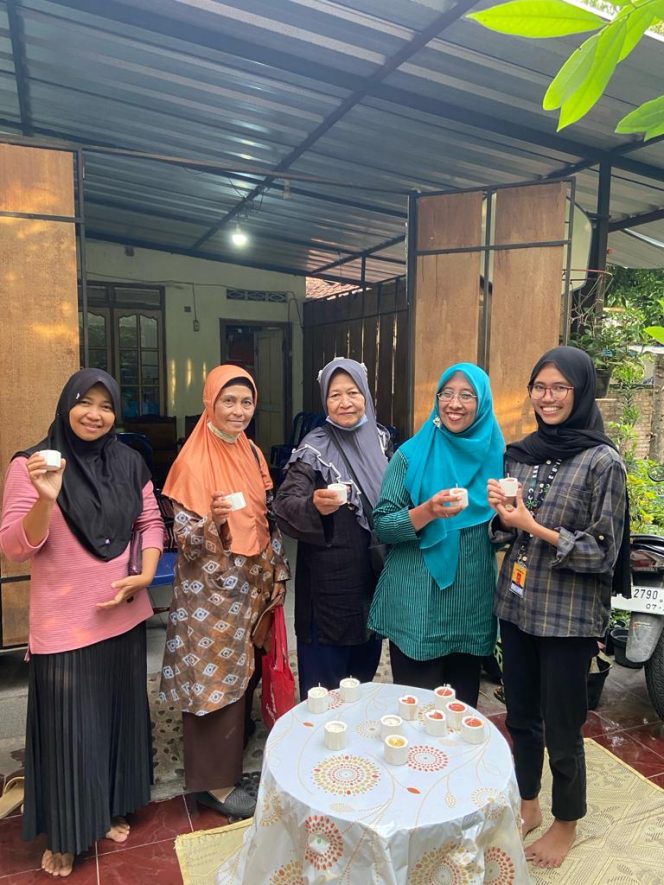 
					Tim KKN UAD 2023 Sosialisasikan Pemanfaatan Limbah Minyak Jelantah untuk Lilin Pada Warga RW 21 Wirogunan