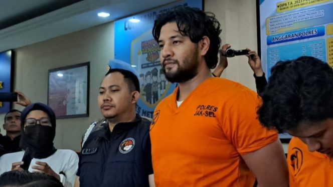 
					Ammar Zoni Ditangkap Polisi Setelah Kembali Terjerat Kasus Narkoba