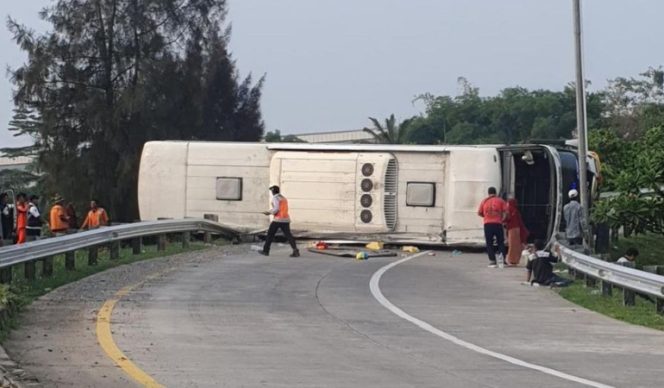
					Kelalaian Sopir Bus Akibatkan 12 Orang Tewas dalam Kecelakaan Maut di Tol Cipali
