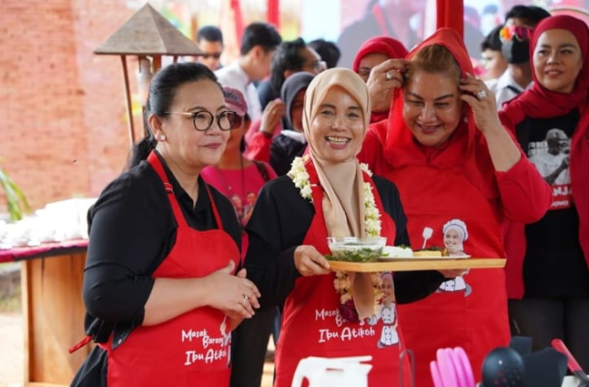 
					Siti Atikoh, Walikota Semarang dan Agustina Wilujeng Masak Bareng