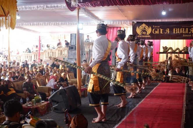 
					Tari Sodoran menjadi bagian sakral Yadnya Karo Sekaligus menjadi hiburan bagi warga. Foto: Ist