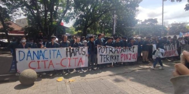 
					Kecam Opsi Bayar UKT Lewat Pinjol, Mahasiswa ITB Gelar Demonstrasi