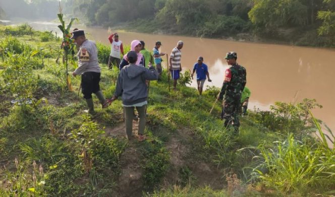 
					Sejumlah Petani dan Polri-TNI Lakukan Gropyokan Tikus di Desa Nglobar Grobogan