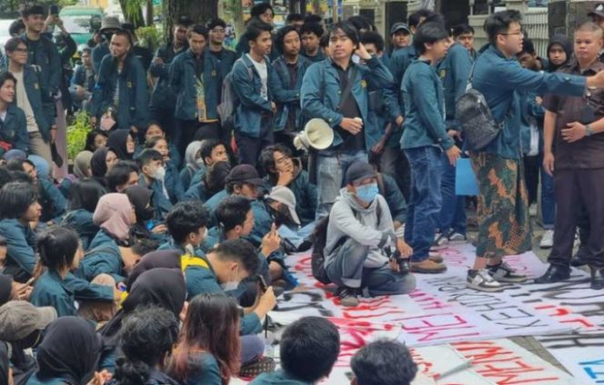 
					Cerita Mahasiswa ITB Sudah Ajukan Keringanan UKT tapi Diberi Opsi Pinjol 