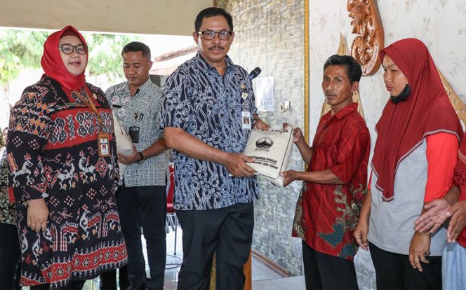 
					Penyaluran Bantuan Pangan untuk Warga Sragen Berupa Beras 15 Ton dan 7.500 Mie Mocaf