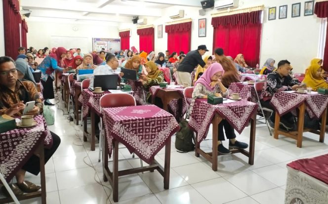 
					SMP Kesatrian 1 Semarang Adakan Pelatihan IT untuk Guru Kelas 6 SD