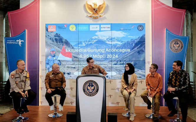 
					Kemenparekraf Dukung Misi Pendakian Khansa Syahlaa di Puncak Aconcagua Argentina