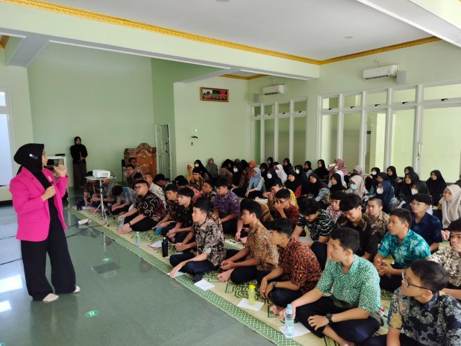 
					Siswa SMP Muhammadiyah PK mengikuti secara antusias training publik speaking bersama Sara Neyrhiza. Foto: Ist