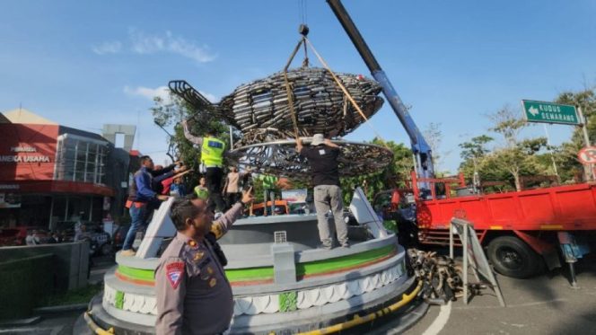 
					Unik! Sebuah Monumen Ikan Bandeng di Pati Terbuat dari Knalpot Brong