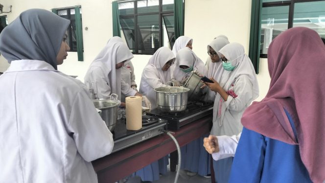 
					Ajarkan Pengolahan Sampah Bermanfaat, Smamga Jember Gandeng UM Jember Gelar Pelatihan Eco-Enzyme