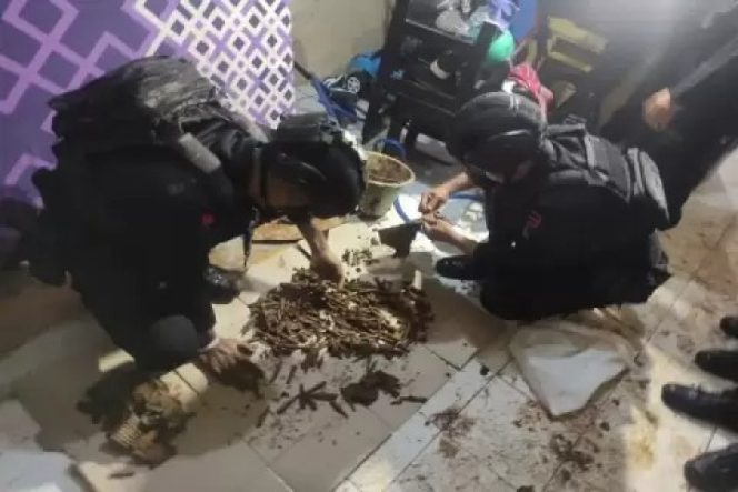 
					Gegerkan Warga, Selongsong Peluru dan Granat Ditemukan saat Hendak Gali Lubang Septic Tank