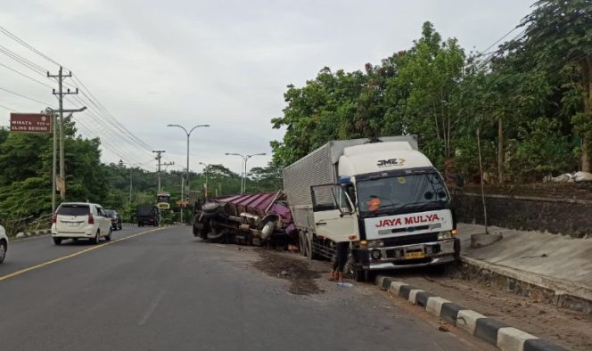 
					Sebuah Truk Muatan Susu Kecelakaan di Bawen Semarang, Diduga Tak Kuat Nanjak