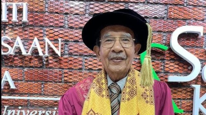 
					Sempat Kesulitan Buat Disertasi karena Katarak, Kakek Ini Raih Gelar Doktor di Usia 79 Tahun