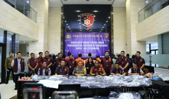
					Polisi Tangkap 21 Pelaku Penipuan Modus Love Scamming di Apartemen Jakbar