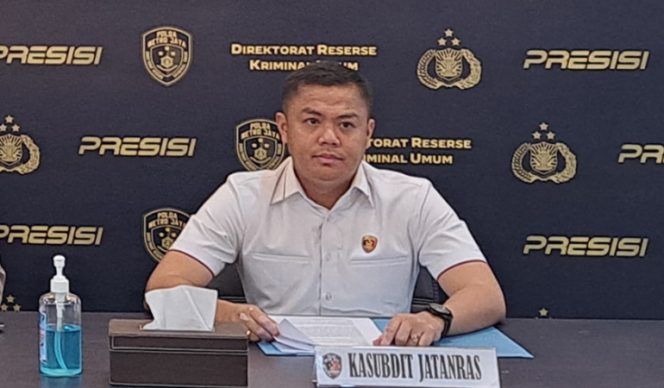 
					Polisi Hadirkan Ibu Pelaku dalam Reka Adegan Kasus Pembunuhan Mahasiswi di Depok